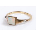 9 carat gold ring, set with opal to the head, ring size M weight 1.4 grams