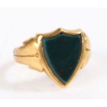 18 carat gold ring, the shield head set with bloodstone, ring size Q weight 4.7 grams