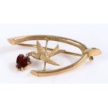 9 carat gold brooch depicting a dove with a garnet in its mouth, 2.9 grams
