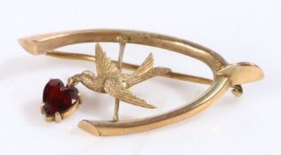 9 carat gold brooch depicting a dove with a garnet in its mouth, 2.9 grams
