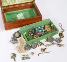 Collection of costume jewellery to include a brooch in the form of a parrot ect (Qty)