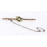 9 carat gold bar brooch set with three peridots, weight 3.5 grams