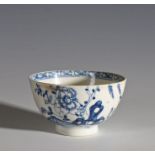 Lowestoft porcelain tea bowl decorated in the fence and root pattern, 7.5cm diameter, 4cm high