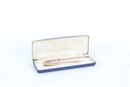 Cased set of De Luxe gilt pens, housed within a leather clad box