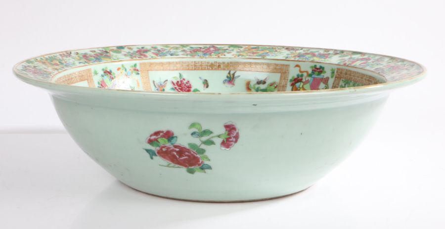 Chinese Canton porcelain punch bowl, Qing Dynasty, with a muted green ground and colourful panels - Bild 2 aus 2