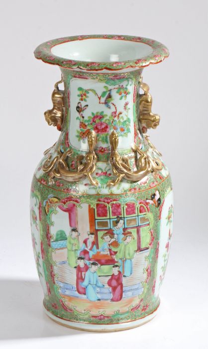 Chinese Canton porcelain vase, Qing Dynasty, the baluster vase with figural decorated panels and - Bild 2 aus 2