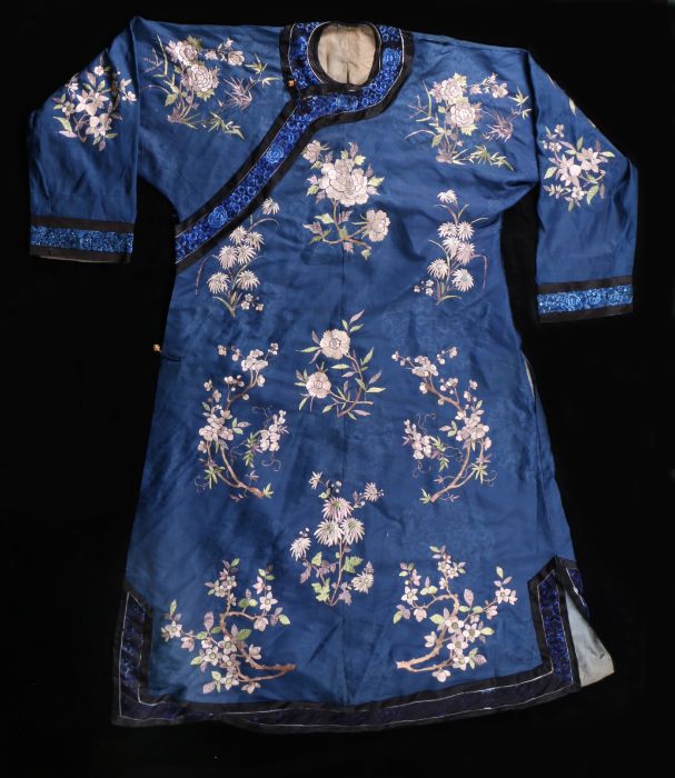 Chinese silk Kimono, Qing Dynasty, embroidered with white blossoming flowers, green leaves and