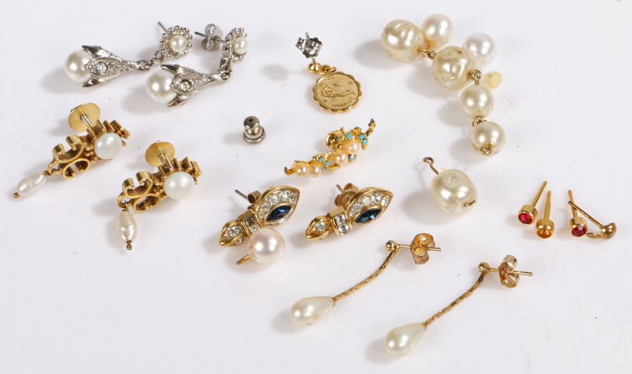 Collection of mostly yellow metal earrings housed within a jewellery box (Qty)