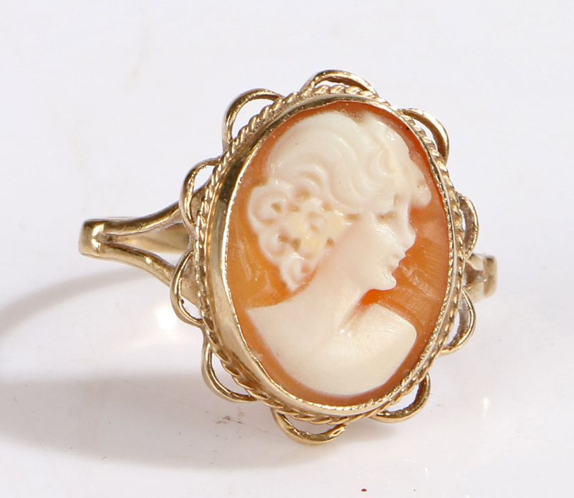 A 9ct gold cameo ring. Ring size P. Weighing 3.5 grams.