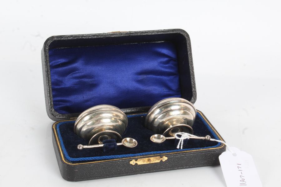 Pair of George VI silver salts, Birmingham 1939, maker EJ Houlston, of circular form with blue glass