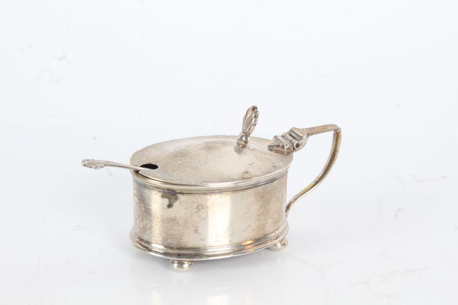 George V silver mustard pot, Birmingham 1928, maker Docker & Burn Ltd. with shell form thumbpiece to