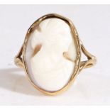 A 9ct yellow gold chalcedony cameo ring. Measurements: 18.30 x 13.00mm. Ring size M 1/2. Weighing