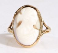 A 9ct yellow gold chalcedony cameo ring. Measurements: 18.30 x 13.00mm. Ring size M 1/2. Weighing