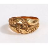 An 18ct yellow gold ring with a scroll and floral pattern. Ring size L 1/2. Dated 1907 - Birmingham.