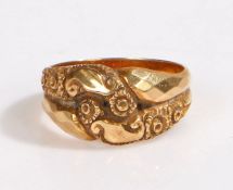 An 18ct yellow gold ring with a scroll and floral pattern. Ring size L 1/2. Dated 1907 - Birmingham.