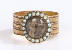 An 18th century yellow metal mourning keepsake ring.  Woven hair in a circular casing with