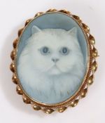 A yellow metal, onyx backed carved agate cameo brooch - image of a cat. Length: 32mm. Weighing 11.