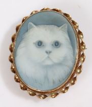 A yellow metal, onyx backed carved agate cameo brooch - image of a cat. Length: 32mm. Weighing 11.