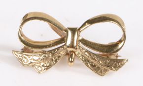 A 9ct yellow gold bow and ribbow brooch. Length: 28mm. Weighing 3.10 grams. Used, in good condition.