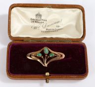 A 9ct yellow gold oval green turquoise set brooch. Approx. diameter 33mm. Weighing 1.30 grams. Used,
