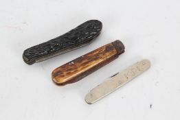 Two horn mounted penknives, and one other penknife (3)