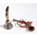 Table bell with deer slot handle, 19cm high, copper hunting horn, 21.5cm long (2)