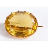 A 9 carat yellow gold citrine brooch.  Approx 23 x 19mm. Weighing 6.20 grams.