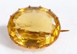A 9 carat yellow gold citrine brooch.  Approx 23 x 19mm. Weighing 6.20 grams.