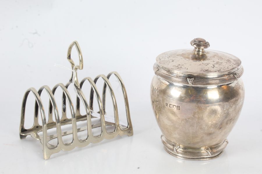 Edward VII silver pot and cover, London 1907, maker Edward Barnard & Sons Ltd. the lid with reeded