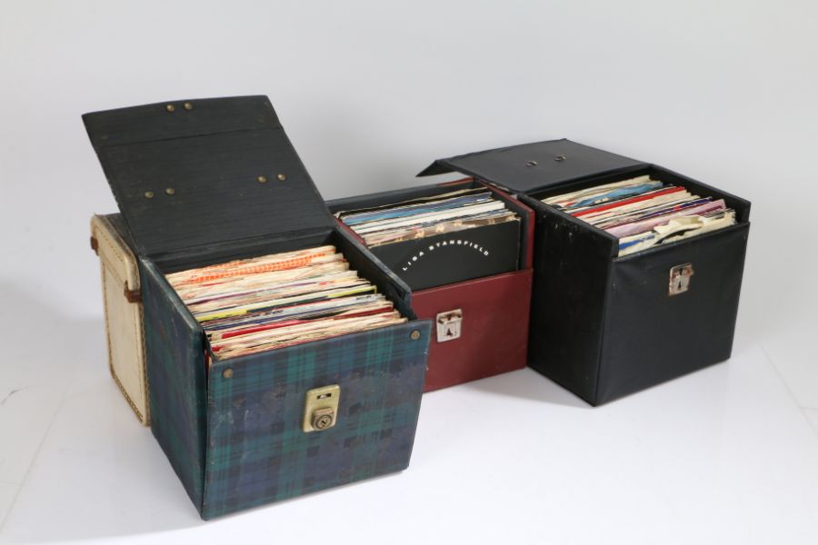 4 x 7" vinyl carrying Cases containg 50's.60's, 70' and 80's Pop 7" singles - Image 2 of 3