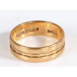 9 carat gold ring with central patterned band, ring size M, 3.4g