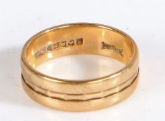 9 carat gold ring with central patterned band, ring size M, 3.4g