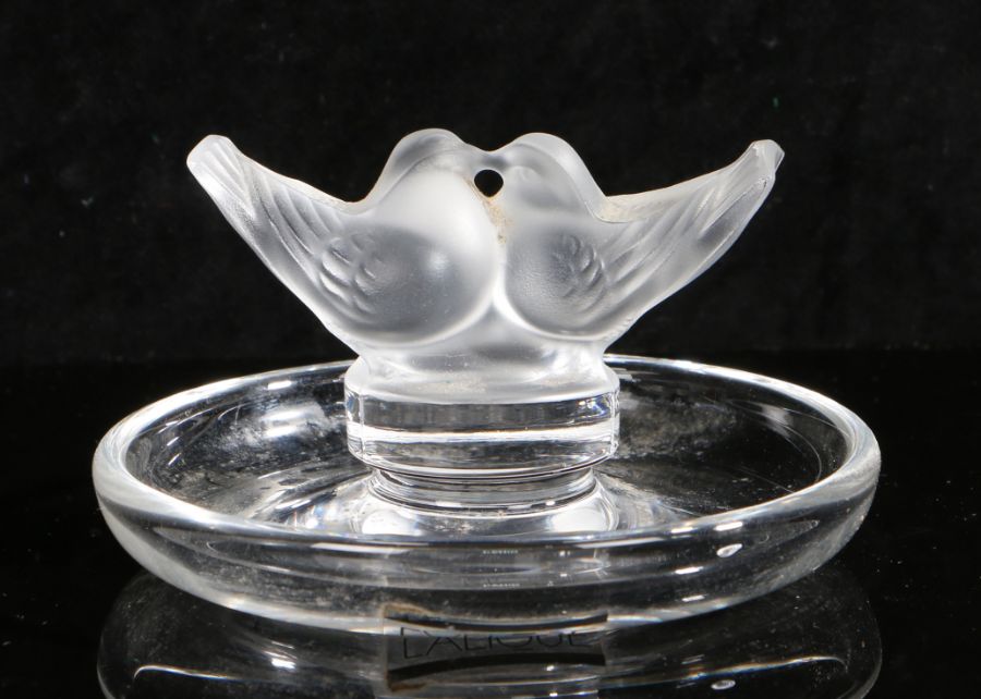 Rene Lalique pin dish, with central depiction of two lovebirds, signed to base, 5.5cm high, 9.5cm