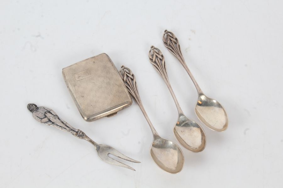 Three Edward VII silver teaspoons, Sheffield 1904, maker Joseph Rodgers, with pierced interwoven