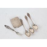 Three Edward VII silver teaspoons, Sheffield 1904, maker Joseph Rodgers, with pierced interwoven