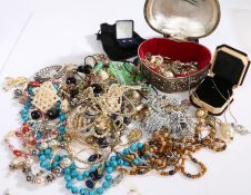 A collection of various costume jewellery to include yellow and white metal jewellery etc (Qty)