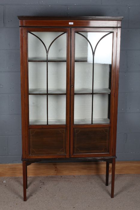 Edwardian mahogany and boxwood strung display cabinet, having a pair of astragal glazed doors with - Image 2 of 2