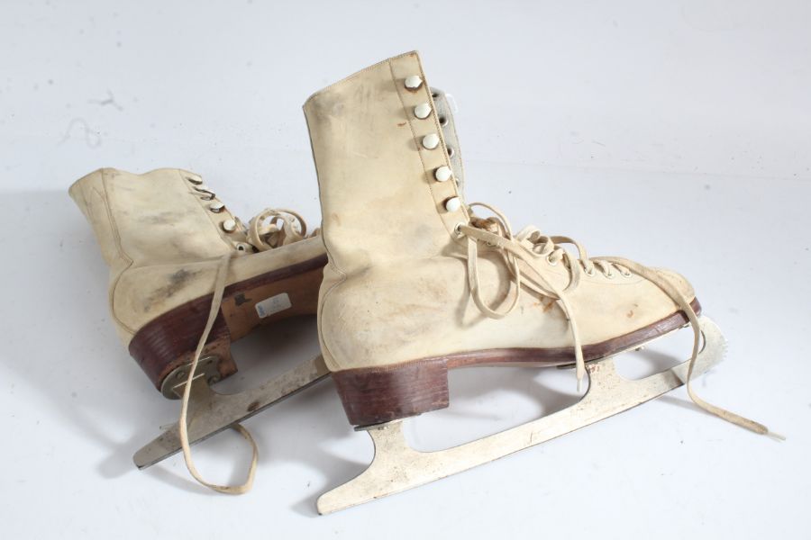 Pair of Fagan white leather ice skates, size 7.5 (2)