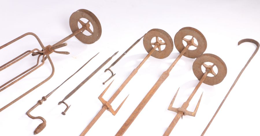 A group of 18th/19th century iron spit rods/bars With typical spoke-wheel ends, longest 110cm - Bild 2 aus 2