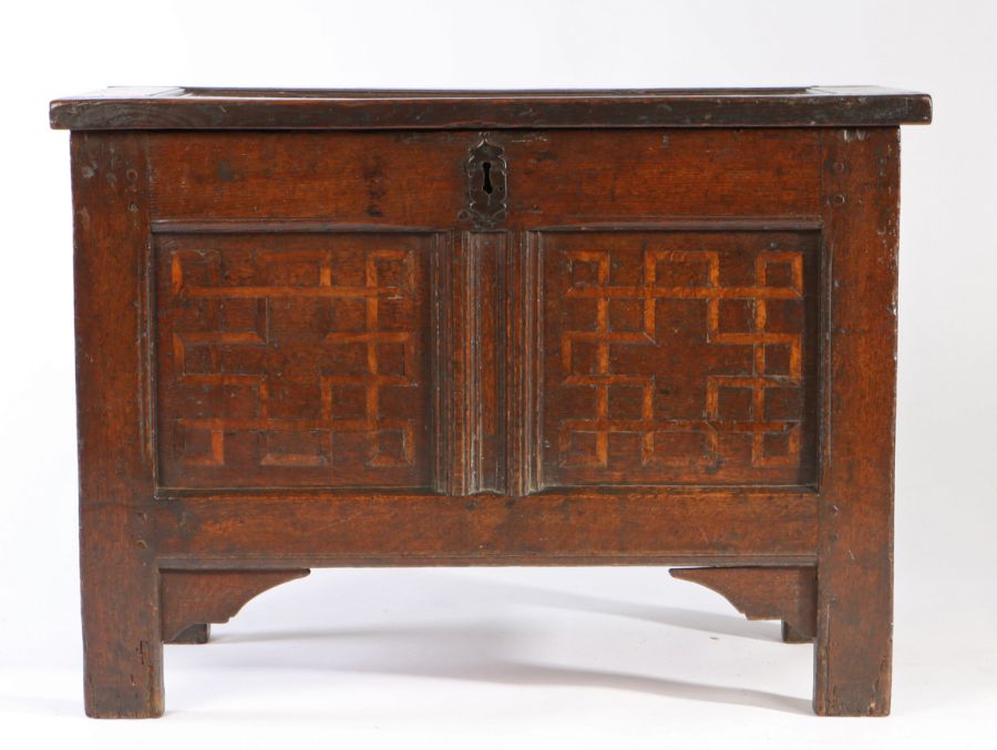 A small Elizabeth I joined oak and inlaid coffer, circa 1570 Having an impressive single panelled - Bild 2 aus 2