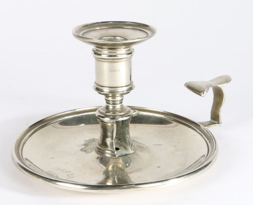 A rare George III paktong chamberstick, circa 1770-90 With broad detachable sconce, moulded socket - Bild 2 aus 2