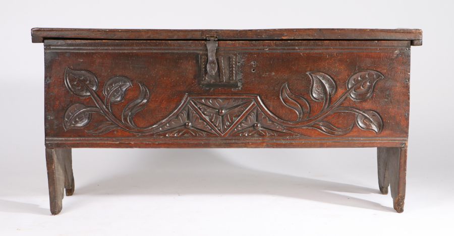 An unusual 16th century boarded oak chest, English, circa 1550-1600 The rectangular  top with - Bild 2 aus 3