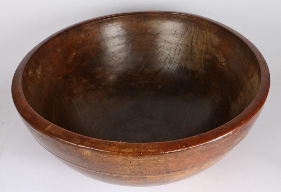 An exceptionally large late George III stained sycamore dairy bowl, circa 1820 With single incised - Bild 2 aus 2