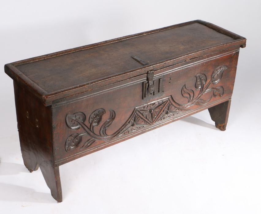 An unusual 16th century boarded oak chest, English, circa 1550-1600 The rectangular  top with - Bild 3 aus 3