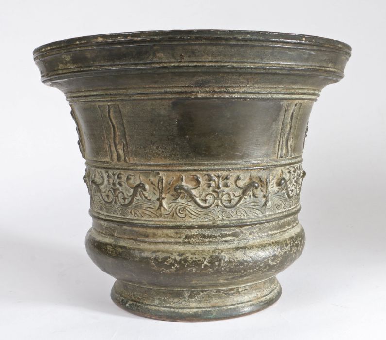 A large and impressive 16th century bronze mortar, Italian, circa 1550-1600 Having a stepped rim, - Bild 2 aus 2