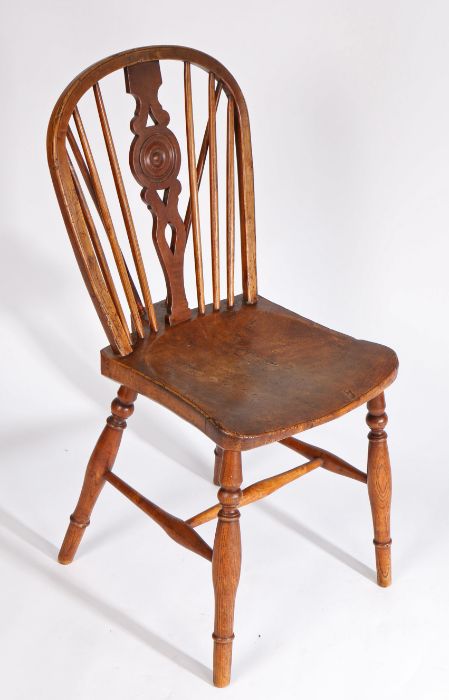 A maker stamped George III ash, fruitwood and sycamore Windsor side chair, circa 1780-1830 The - Bild 2 aus 2