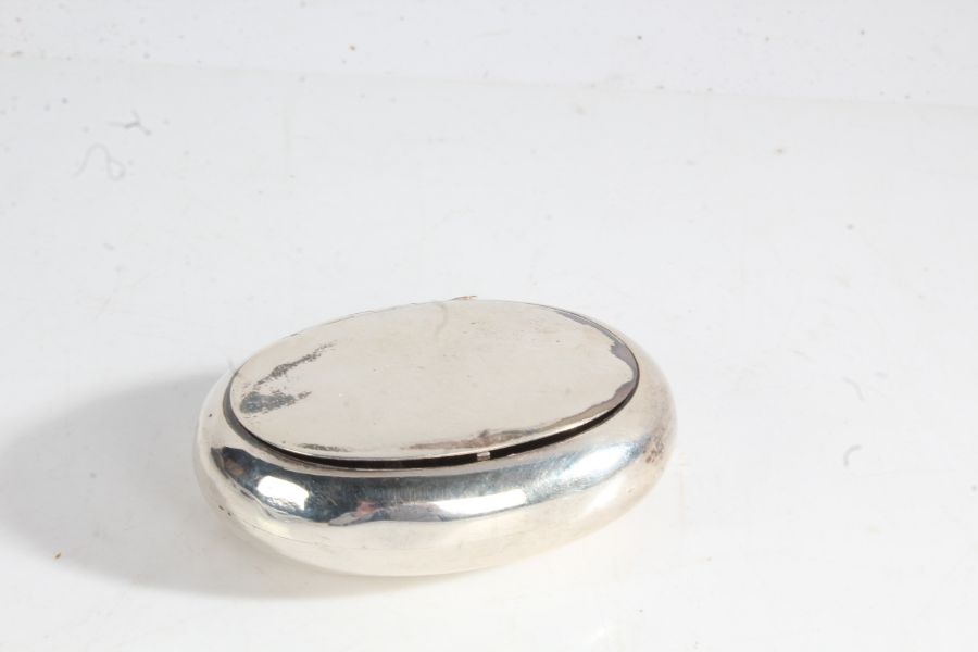 Victorian silver snuff box, Chester 1898, maker Stokes & Ireland Ltd. of oval form with squeeze