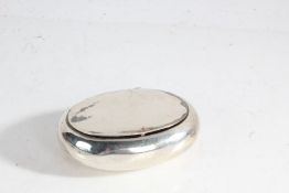 Victorian silver snuff box, Chester 1898, maker Stokes & Ireland Ltd. of oval form with squeeze