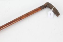 Early 20th century horn handled and wooden walking cane, with tapering shaft (possibly rhinoceros