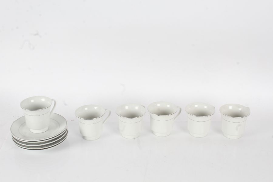 Tea/Coffee set in white consisting of six cups and five saucers (11)